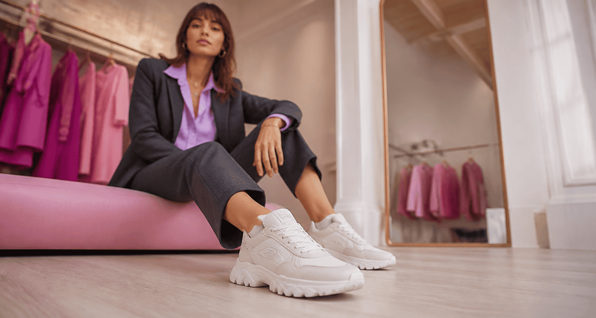 basket blanche femme tendance 2025 sur look tailleur