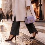 chaussure bordeaux femme manteau ivoire passage piéton