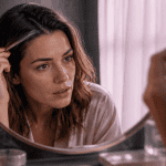 cheveux blanc a 30 ans signification femme observe mèche argentée