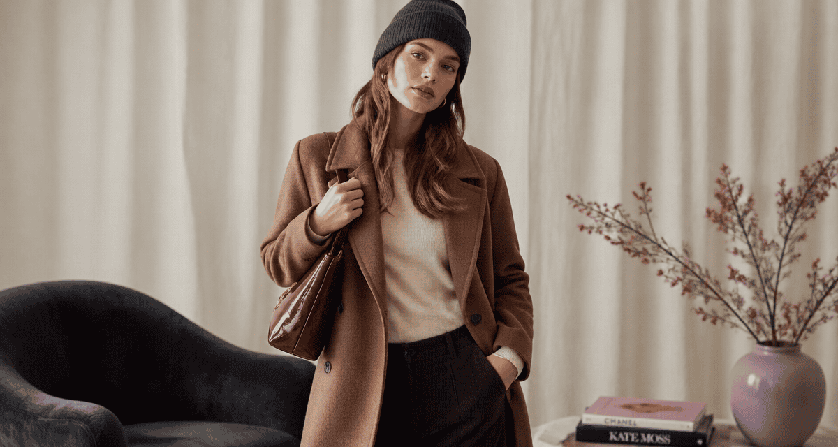 Couleurs mode hiver 2025 manteau cachemire Mocha Mousse femme