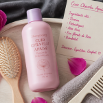 meilleur shampoing cuir chevelu irrité sur plateau élégant avec accessoires