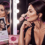 rhinoplastie avant et apres femme devant miroir