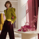 tendance mode 2025 tailleur vert chartreuse et accessoires couleurs saturées