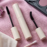 Comment mettre du mascara : brosse, recourbe-cils et gestes sans paquets