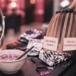 Différence balayage et mèches : comparaison éclaircissement en salon
