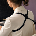 Correcteur de posture : avis kiné. Personne au bureau avec correcteur à sangles.