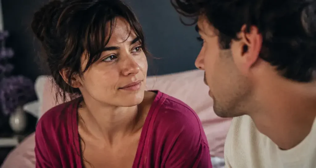 Embrasser avec la langue signification, gros plan romantique en chambre