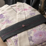 Kimono japonais ivoire fleuri lilas, obi anthracite